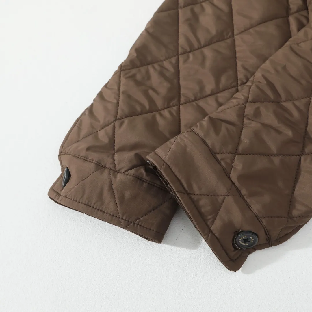 P370 #R50 Ralph Lauren/Ralph Lauren classic old money style workwear rhombus retro cotton jacket. Inspired by retro workwear, it reshapes the contemporary British style. Imported machine-pressed diamond quilting technology, every quilting line is accurately aligned, and the details are full of ingenuity; three-dimensional tailoring creates a neat H-shaped silhouette, and it can still remain light and straight when worn in multiple layers in autumn and winter. Customized metal buttons, low-key embellished textured corduroy lapel design, full of retro atmosphere, 37.5° temperature control black technology, breathable and moisture-proof, locks in temperature and sweat, waterproof and snow-proof fabric, no fear of bad weather, anti-run cotton patented technology, warm and soft, long-wearing without deformation, five high-end colors: navy | khaki | black | green | brown, easily suitable for commuting, leisure, and travel. Wearing one piece gives off a calm temperament of "old money style", and you can have both style and warmth in low-temperature weather.  Color: Navy blue, black, khaki, military green, brown Size: S M L